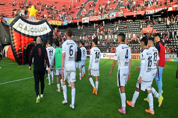 Colón no supo darlo vuelta ante Chaco For Ever y se fue silbado del Brigadier