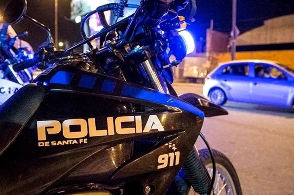 Rompió la cerradura de un auto y se llevó ropa