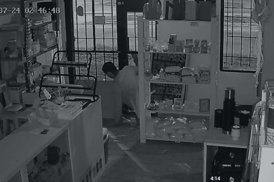 Entraron a robar por un hueco pequeño dos veces en la misma noche