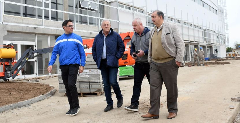 Poletti recorrió los avances del nuevo estadio multipropósito junto a Nery Pumpido