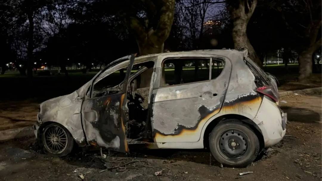 Incendio y misterio en el Parque Federal: un auto se prendió fuego durante la madrugada