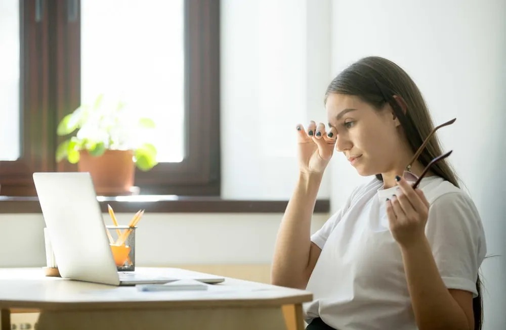 Ojos que arden, duelen y vista borrosa: el ojo seco va en aumento y ya afecta a 3 de cada 10 adultos