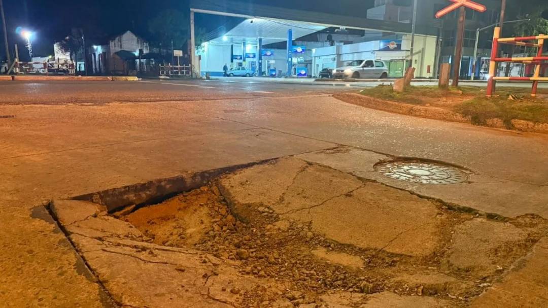 Un importante bache genera complicaciones en Pasaje Irala y López y Planes