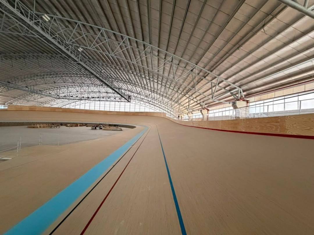 Finalizó el montaje de la pista del imponente velódromo en Rafaela