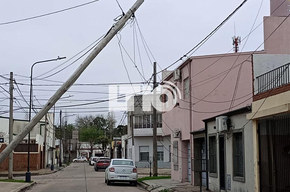 Cayó un poste y quedó suspendido sobre la calle sostenido por cables