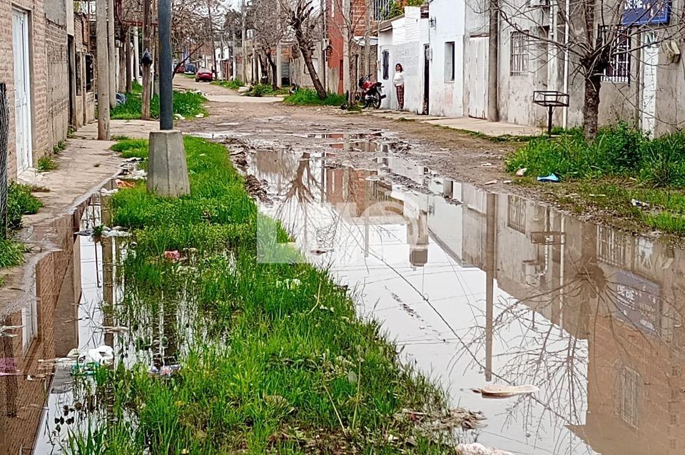 Exigen la reparación de un caño que se rompió hace un mes