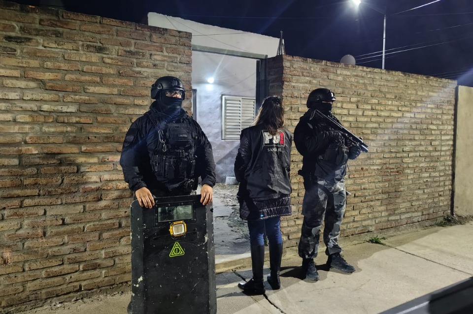Secuestraron 12 armas y detuvieron a dos hombres 