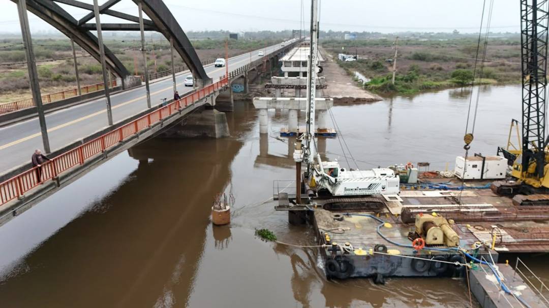 Continúa el pilotaje en el cauce del Río Salado y la estructura llega al 55 % de avance