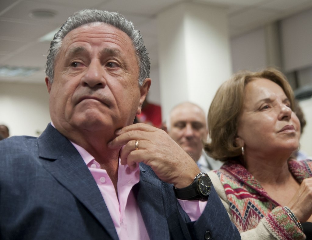 Piden la indagatoria del matrimonio Duhalde, Verbitsky y otras 30 personas por el “vacunatorio VIP”