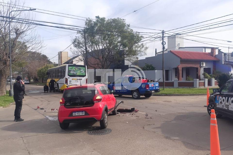 Choque entre un colectivo de la Línea 4 y un auto en barrio Guadalupe