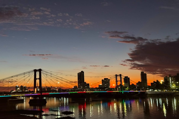 Con Cantincuénticos y Kapanga la ciudad reinaugura las luces del Puente Colgante y recibe el fuego suramericano