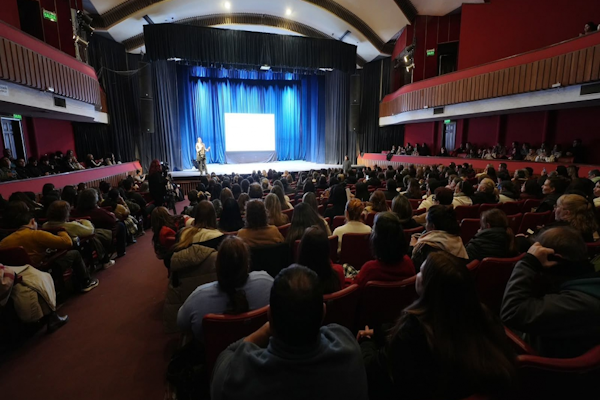 Educación: charlas sobre estrategias para prevenir la dependencia digital