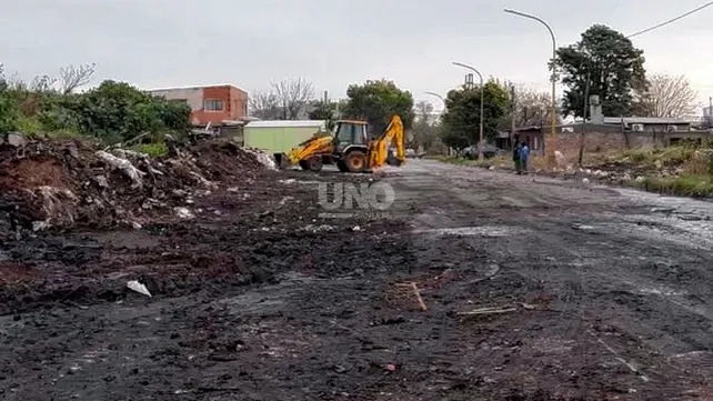 Basural de barrio Los Hornos: volvieron a tirar residuos 