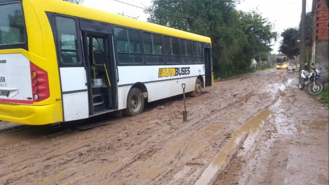 Vecinos denuncia abandono por el estado de la calle principal