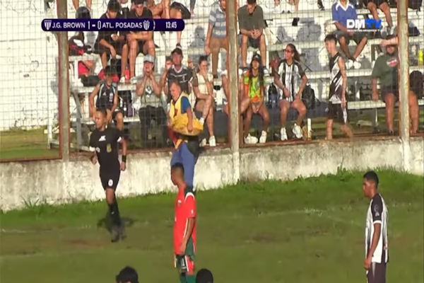 Un árbitro expulsó a un vendedor de chipá en pleno partido