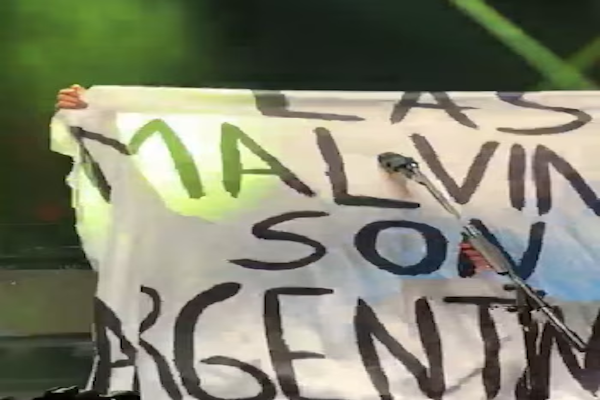 Mollo elevó la bandera de Malvinas en un concierto de Divididos