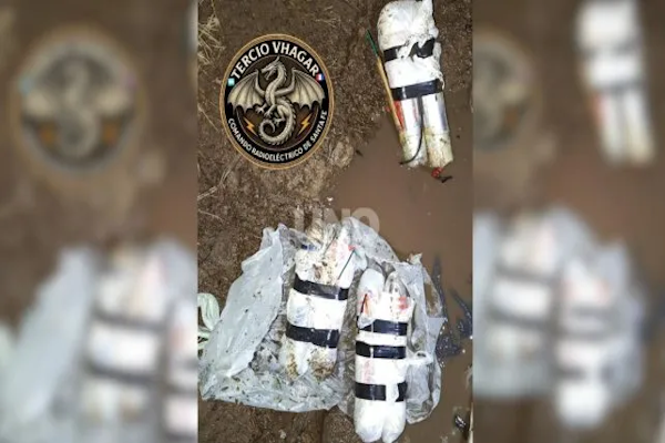 Arrojaron desde una moto cinco artefactos explosivos con pólvora confinada 