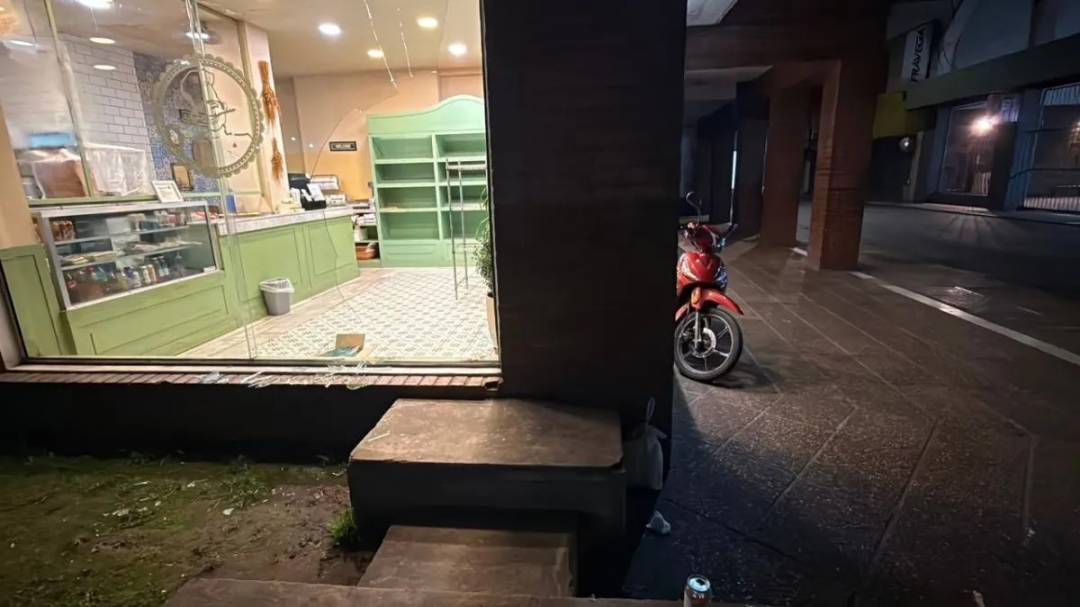 Robo en pleno microcentro: destrozaron el vidrio de una panadería