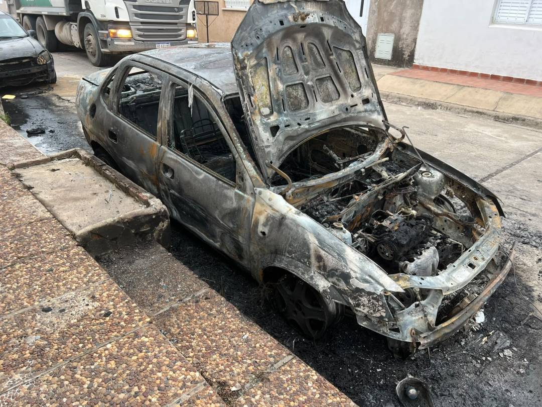 Guadalupe oeste: quemaron dos autos en una misma cuadra