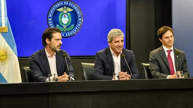 Luis Caputo lanzó un plan para fomentar los créditos hipotecarios