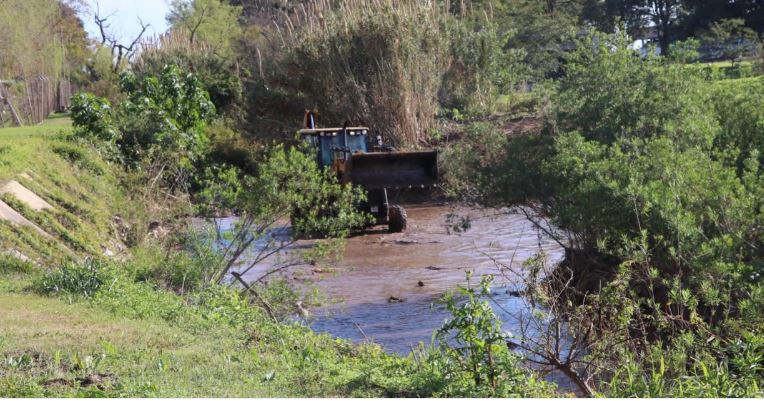Fenómeno de El Niño: comenzaron los trabajos de limpieza y desmalezamiento en el canal de desagüe pluvial del Túnel Subfluvial