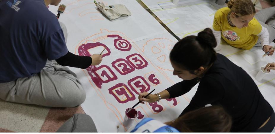 Estudiantes transforman sus reflexiones sobre salud mental en murales colectivos