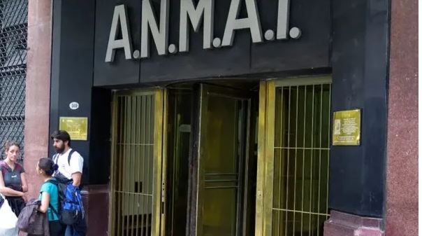 La Anmat prohibió productos de limpieza, varios lotes de un hierro inyectable y un medicamento