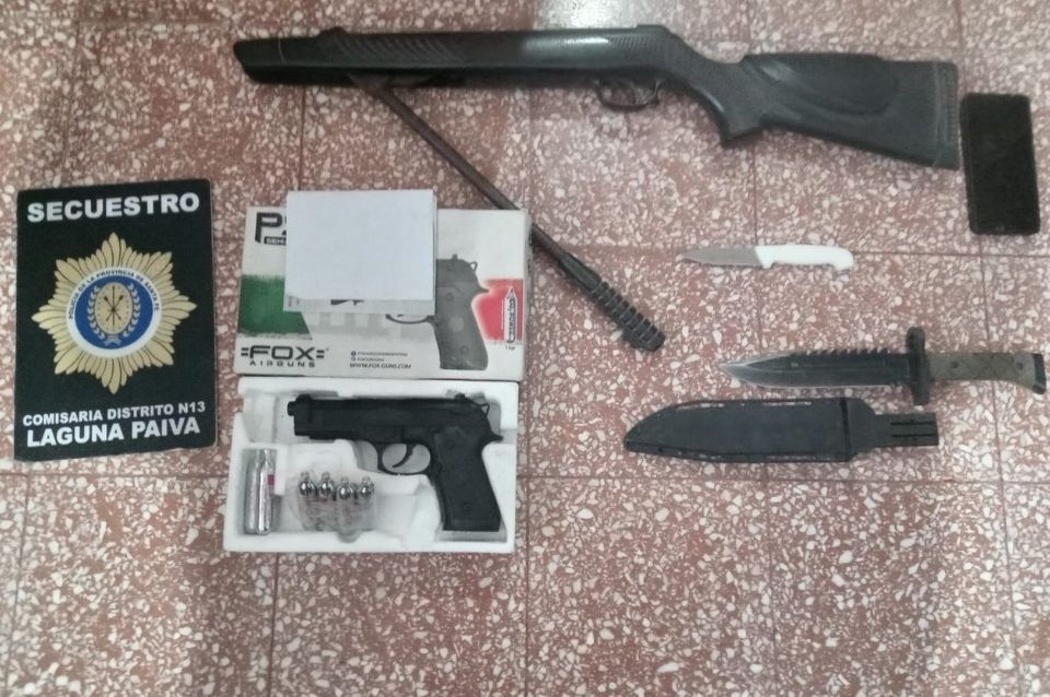 Denunció a un compañero de la escuela por amenazarla con armas