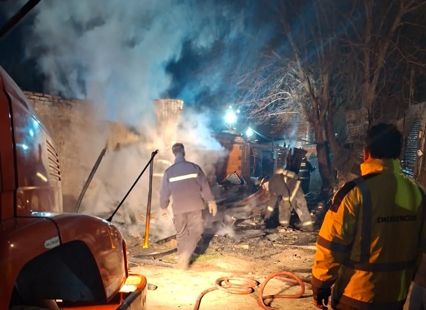 Un incendio provocó un grave desastre en cuatro viviendas de Santa Fe