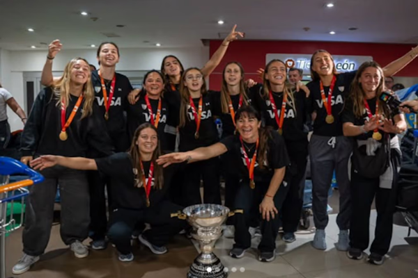 Mundial de hockey: Las Leonas llegaron al país tras ser campeonas