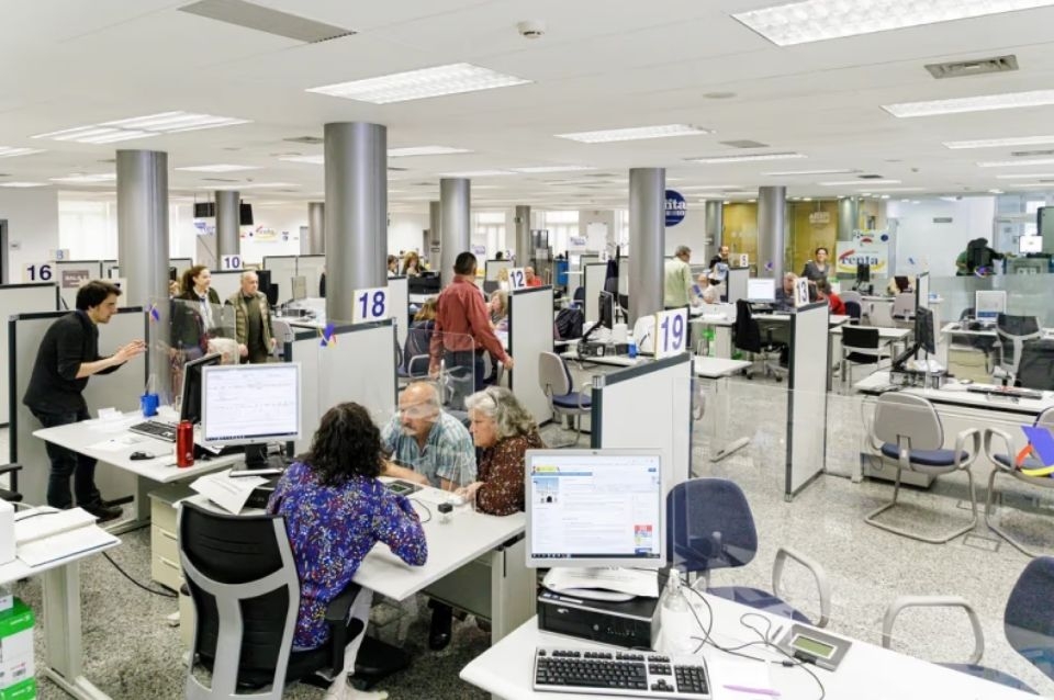 El Gobierno oficializó aumentos para estatales y un pago extraordinario