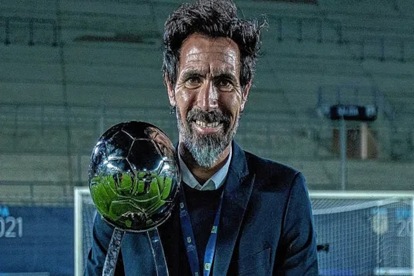 Colón homenajeó a Eduardo Domínguez