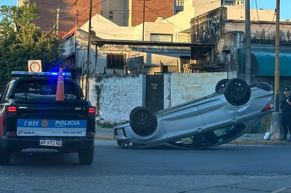 Dos autos chocaron y uno volcó en Güemes y Maipú