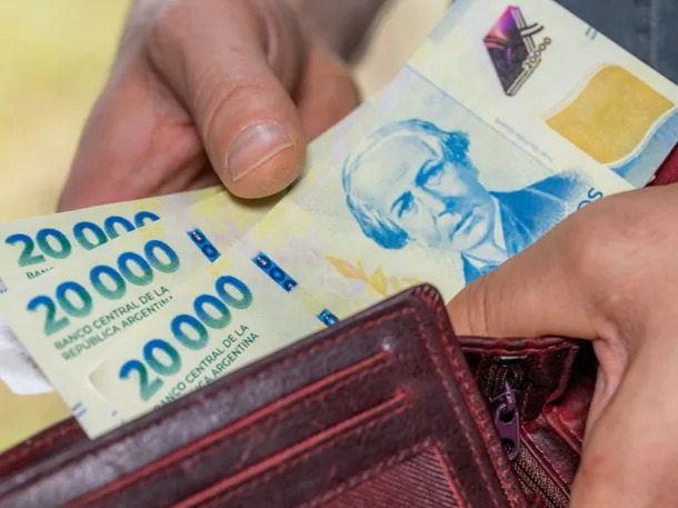 El Gobierno fijó aumentos escalonados para el salario mínimo hasta abril de 2027