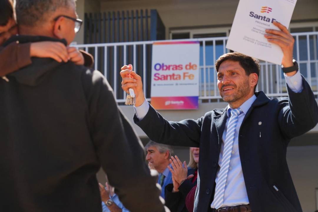 Pullaro entregó 54 viviendas y destacó el impacto de la obra pública en el empleo