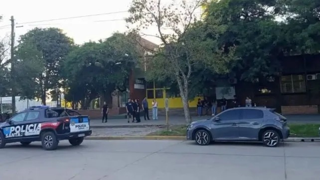 Clases suspendidas en la escuela Mariano Moreno luego del pánico por el reventón de una cubierta 