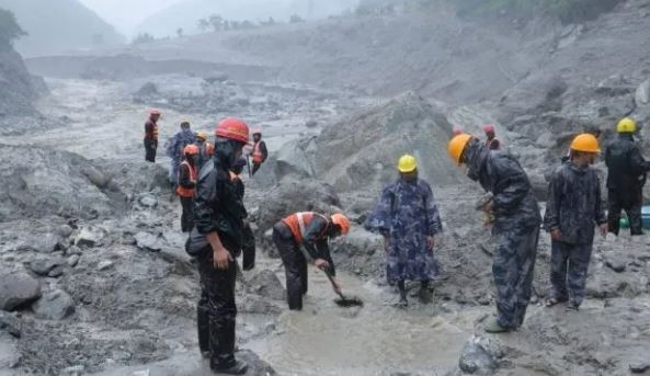 Milagro en Nepal: rescatan con vida a dos trabajadores tras diez días bajo tierra