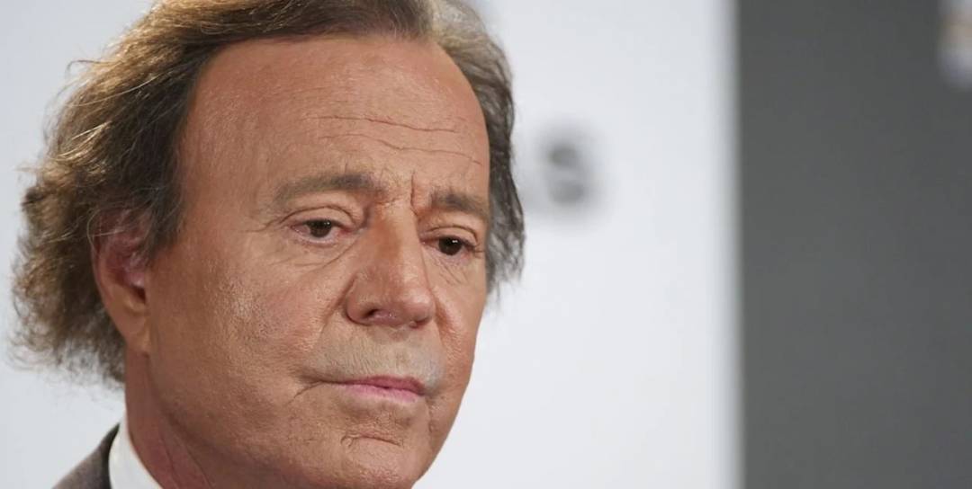 Julio Iglesias enfrenta una nueva denuncia por explotación laboral y agresión sexual