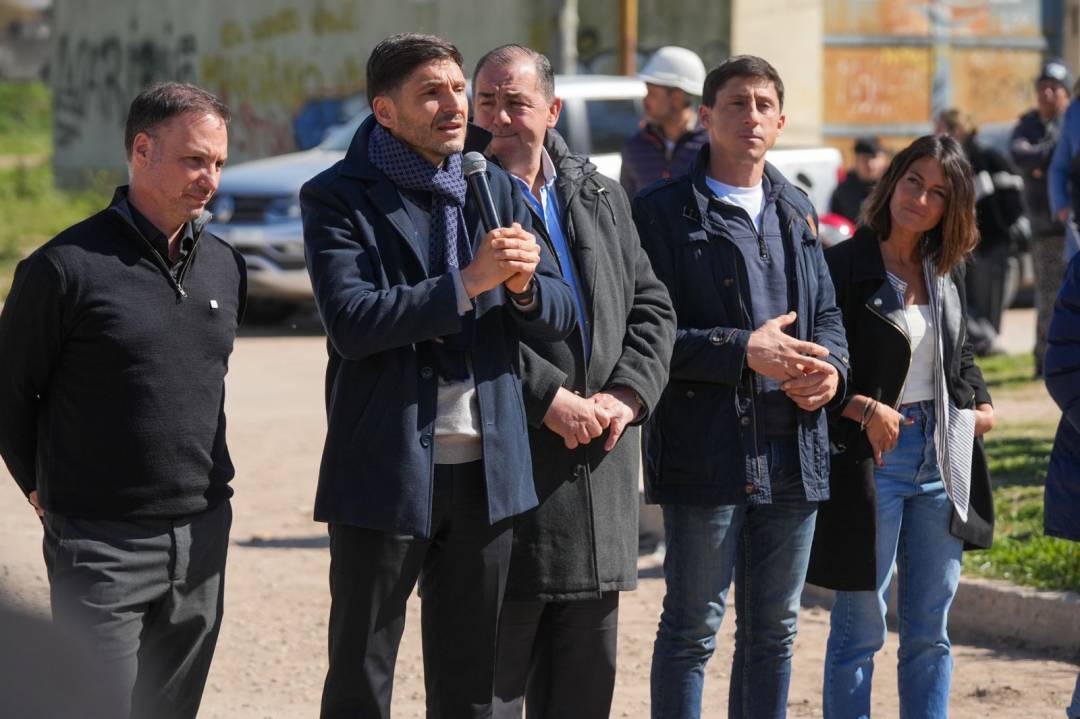 Pullaro supervisó la demolición de los últimos monoblocks con riesgo de derrumbe en barrio Acería y entregó 74 nuevas viviendas