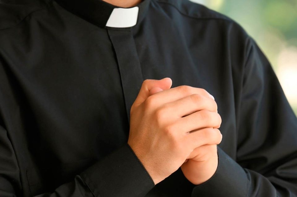 Se hace pasar por cura y pide dinero en nombre de la Iglesia