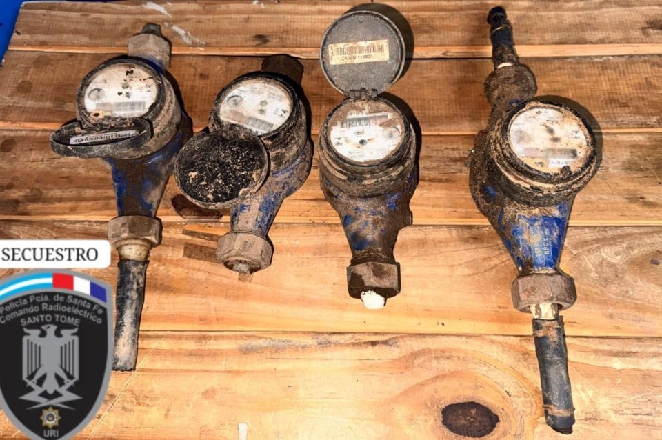 Lo atraparon con cuatro medidores de agua robados