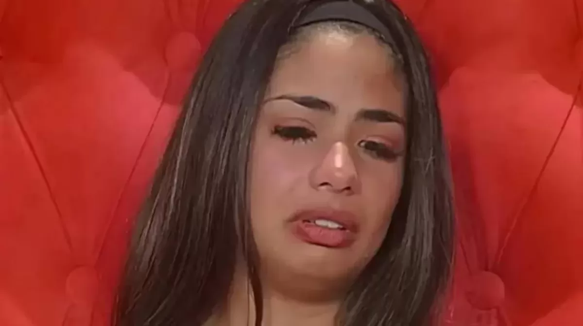 A Daniela Celis se le explotaron las salchichas haciendo panchos y se quejó al supermercado