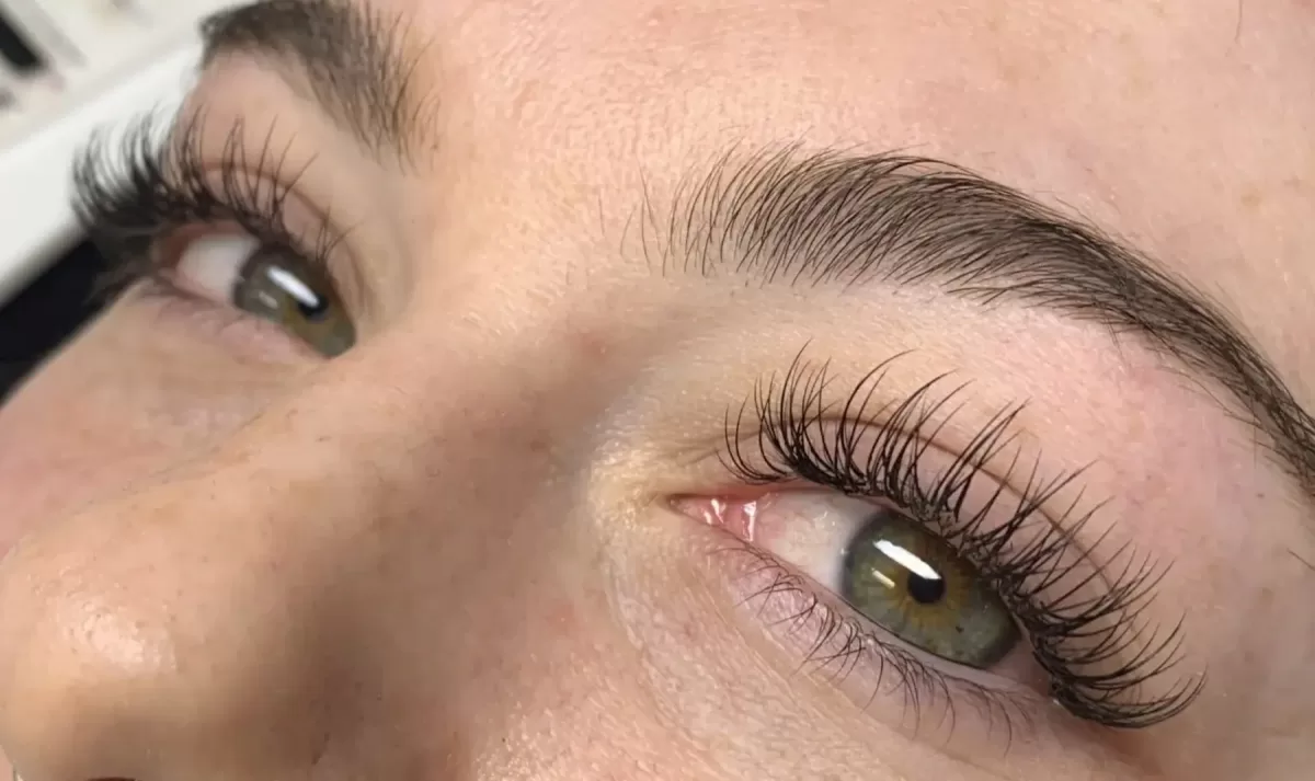 Extensiones de pestañas en la mira: alertan por un ácaro en la piel que causa inflamación. - Revista Pronto