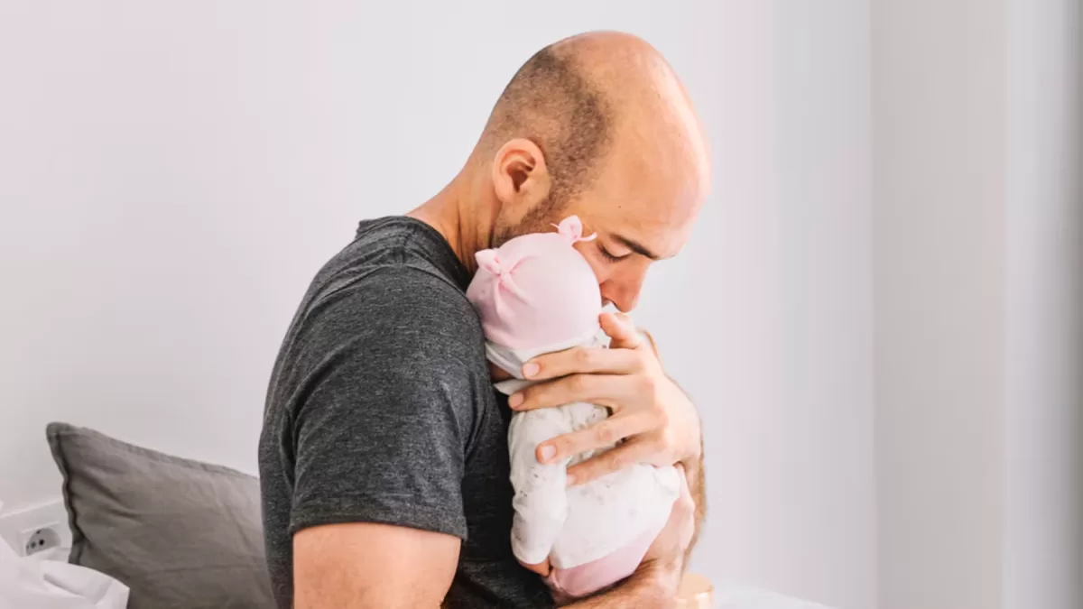 Pedir ayuda a tiempo protege al padre, a su pareja y el desarrollo del bebé. (Foto: Freepik)