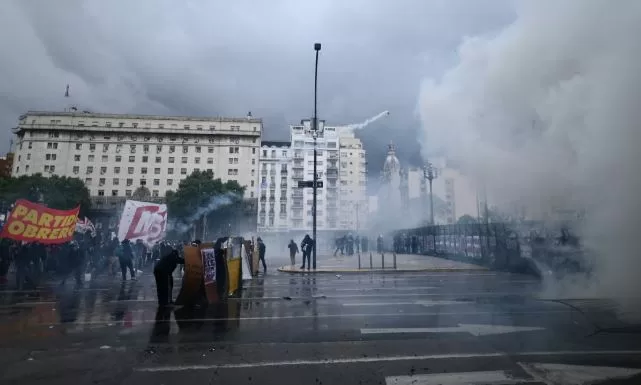 El Gobierno calificó los incidentes en la marcha universitaria como un