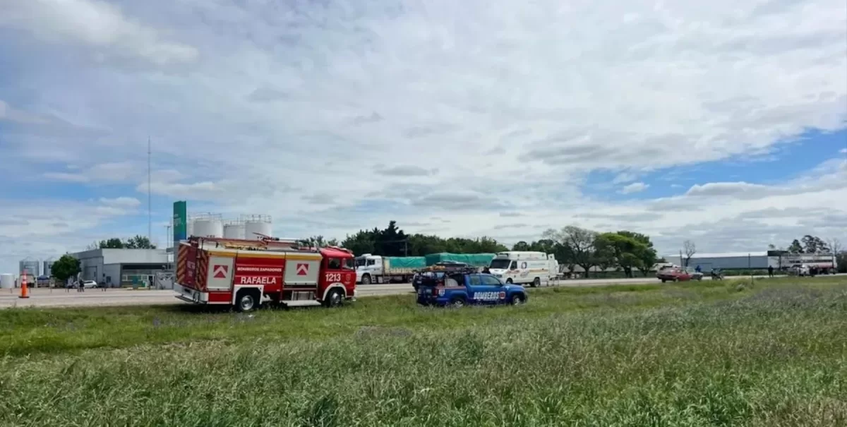 Efectivos de la Dirección General de Bomberos Zapadores y personal policial desplegaron un operativo de emergencia sobre la banquina de la Ruta 34, a la altura del kilómetro 242. EL LITORAL