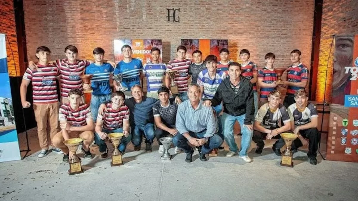 En Santa Fe fueron reconocidos los clubes campeones del Torneo Dos Orillas de juveniles. Fotos gentileza Franco Perego