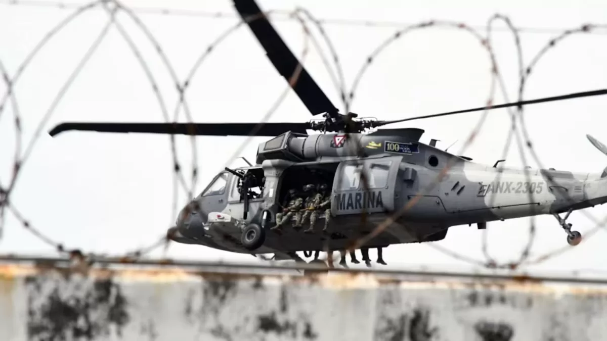 Un helicóptero de la Marina mexicana sobrevuela las instalaciones del penal El Castillo este jueves, luego de que al menos 10 personas fallecieran y 16 más resultaran heridas tras un motín, en Mazatlán, Sinaloa (México). Fausto Mcconegly/EFE/EFE