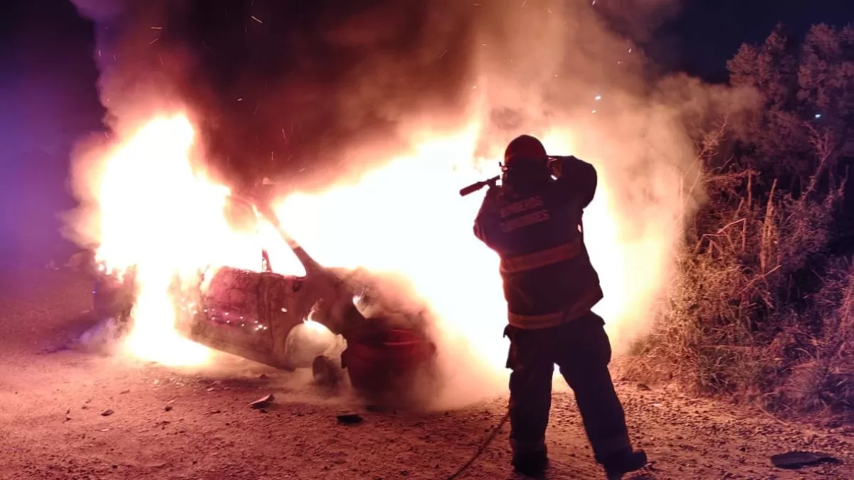 Un auto fue destruido por las llamas en el norte