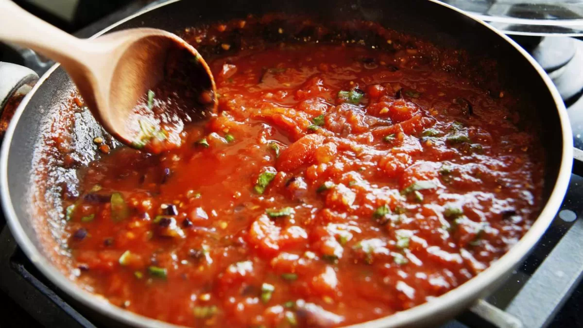 No tires los tomates viejos: hacé salsa casera y ahorrá miles de pesos con este truco. - Crónica